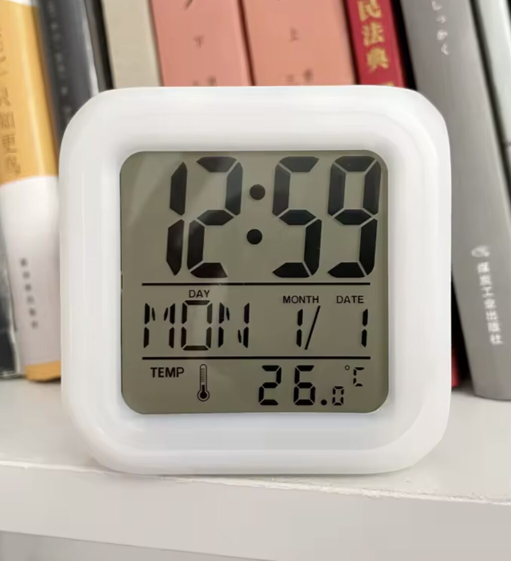 Дигитален часовник модел HW007A- 7 цвята RGB светлина